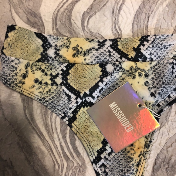 Pretty little thing thong bottoms - Picture 3 of 3